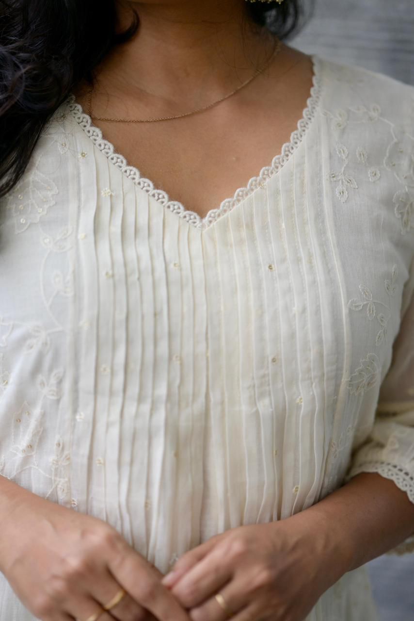 Embroidered mulmul on center panel with pintuck Sd127